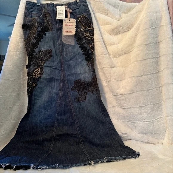 ❣️SOLD ❣️BEBE Lace Appliqué Long Gusset True Indigo Denim Skirt. Size 26. 40”L - Picture 3 of 17